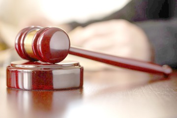 Poliţiştii care au scăpat un hoţ din secţie rămân sub control judiciar